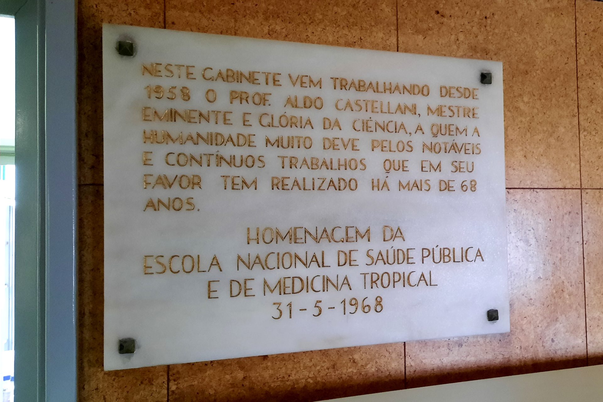 Aldo Castellani's memorial tablet, IHMT, Lisbon (1).jpg